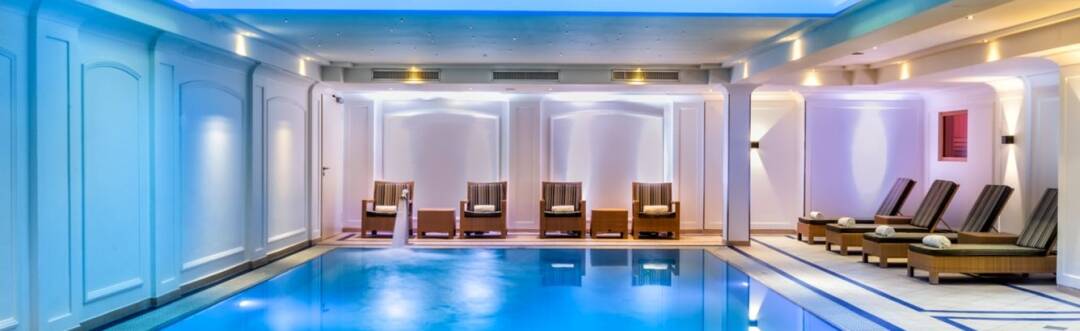 Slap af i wellnessområdet med indendørs pool, sauna, dampbad og et moderne fitnesscenter efter en dag med sightseeing.