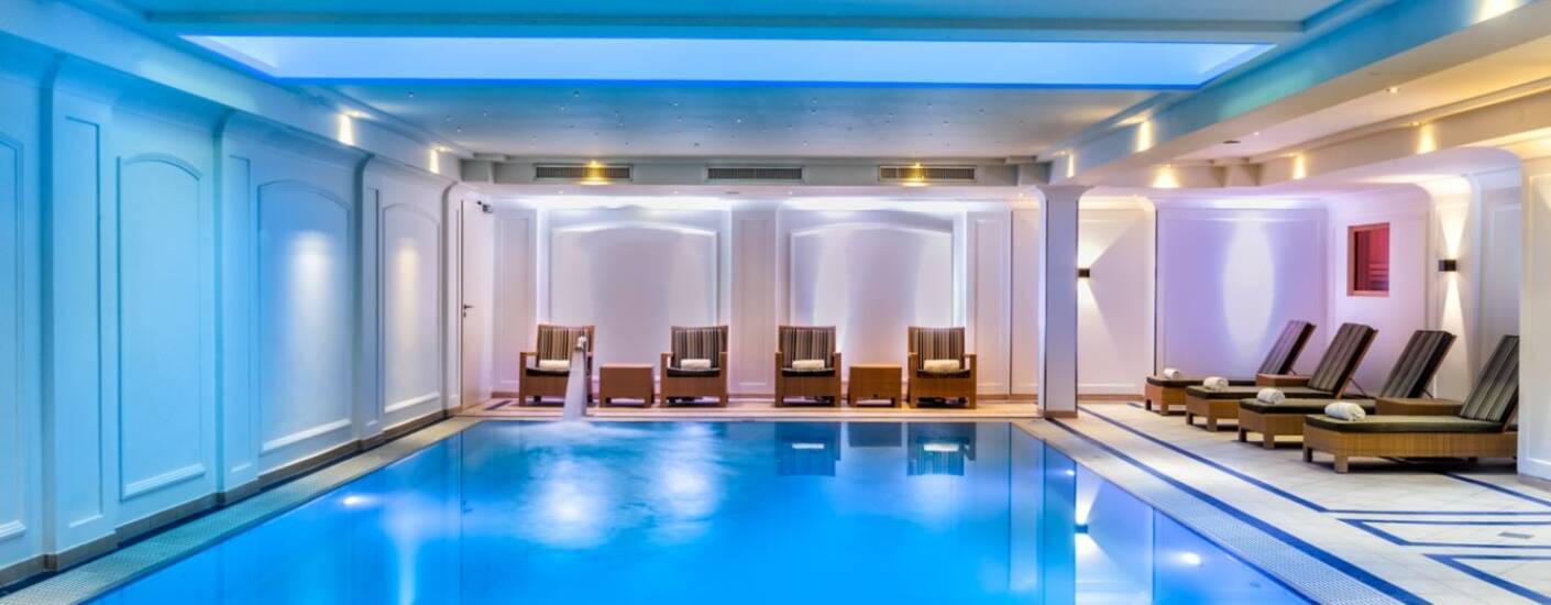 Slap af i wellnessområdet med indendørs pool, sauna, dampbad og et moderne fitnesscenter efter en dag med sightseeing.