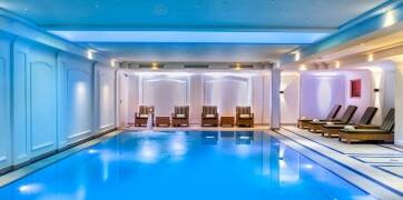 Slap af i wellnessområdet med indendørs pool, sauna, dampbad og et moderne fitnesscenter efter en dag med sightseeing.
