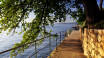 Ta en promenad längs en av de vackraste promenadstråken på Adriatiska kusten, Lungomare-promenaden, en 12 km lång ostörd stig som förbinder alla städer på Opatija Riviera.