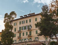 Das Hotel liegt in einem üppigen Park und das Meer ist nur einen kurzen Spaziergang entfernt.