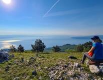 Die Lage ist auch ein guter Ausgangspunkt für Ausflüge in die schönen Berge und Naturparks im Herbst oder Frühjahr.