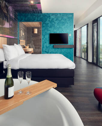 Das Inntel Hotels Utrecht Centre bietet verschiedene stilvolle Zimmer. Für maximale Entspannung wählen Sie eines mit privatem Whirlpool.