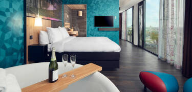 Das Inntel Hotels Utrecht Centre bietet verschiedene stilvolle Zimmer. Für maximale Entspannung wählen Sie eines mit privatem Whirlpool.