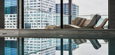 Der elegante Wellnessbereich bietet einen Infinity-Pool, eine finnische Sauna, ein Dampfbad und ein modernes Fitnessstudio.