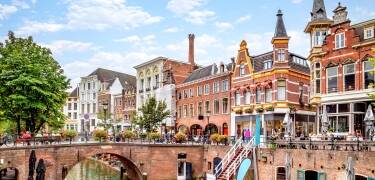 Entdecken Sie Utrechts Oudegracht mit ihrem einzigartigen Kanal auf zwei Ebenen, historischen Kais, lebhaften Terrassen am Wasser und unabhängigen Geschäften.