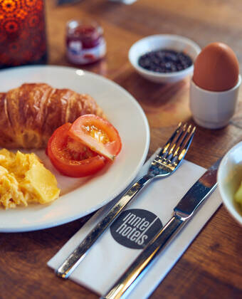 Das Hotelrestaurant serviert ein reichhaltiges Frühstücksbuffet; das entspannte, moderne Ambiente eignet sich auch hervorragend zum Abendessen.