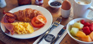 Das Hotelrestaurant serviert ein reichhaltiges Frühstücksbuffet; das entspannte, moderne Ambiente eignet sich auch hervorragend zum Abendessen.