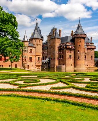 Schloss De Haar ist den Ausflug aus der Stadt wert, besonders für Liebhaber romantischer Architektur und schöner Gärten.