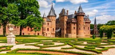 Schloss De Haar ist den Ausflug aus der Stadt wert, besonders für Liebhaber romantischer Architektur und schöner Gärten.