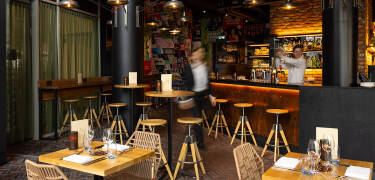Afslut dagen med en drink i hotellets livlige bar.
