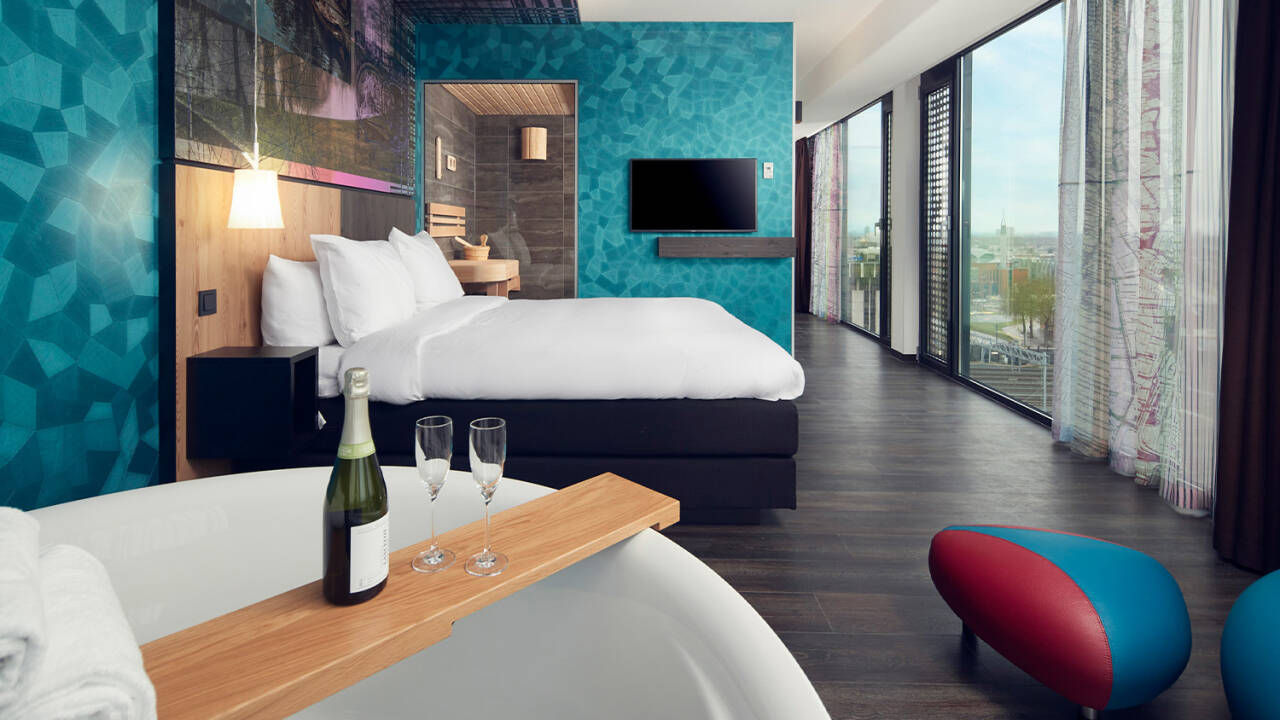 Das Inntel Hotels Utrecht Centre bietet verschiedene stilvolle Zimmer. Für maximale Entspannung wählen Sie eines mit privatem Whirlpool.