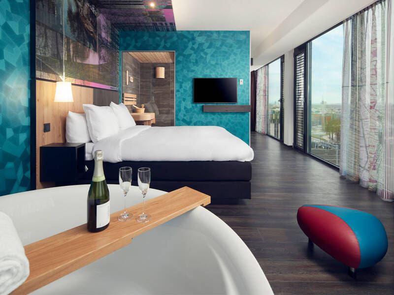 Das Inntel Hotels Utrecht Centre bietet verschiedene stilvolle Zimmer. Für maximale Entspannung wählen Sie eines mit privatem Whirlpool.
