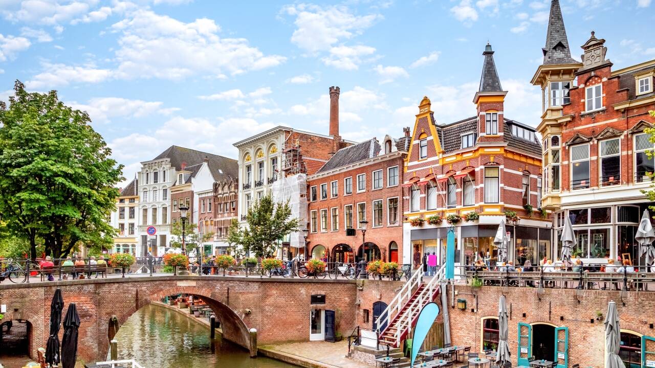 Entdecken Sie Utrechts Oudegracht mit ihrem einzigartigen Kanal auf zwei Ebenen, historischen Kais, lebhaften Terrassen am Wasser und unabhängigen Geschäften.