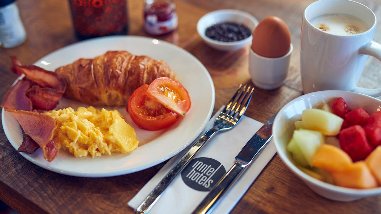 Das Hotelrestaurant serviert ein reichhaltiges Frühstücksbuffet; das entspannte, moderne Ambiente eignet sich auch hervorragend zum Abendessen.