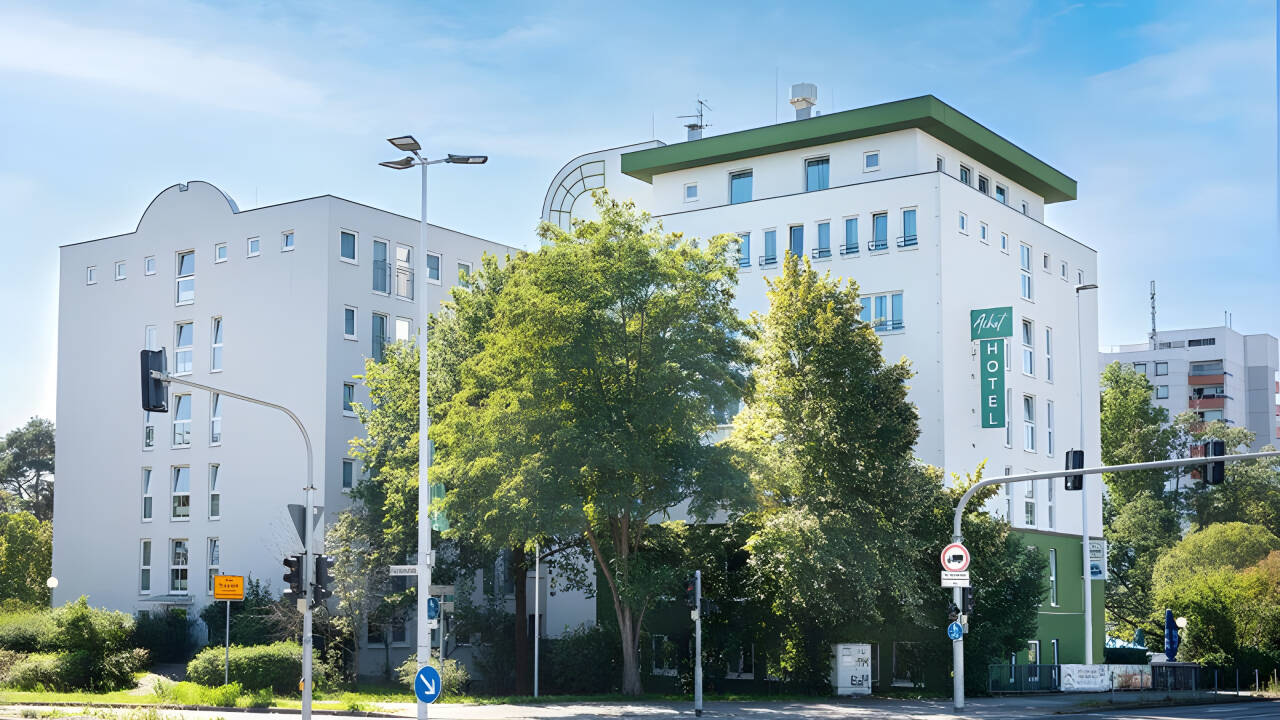 Die nahegelegene Autobahn A5 macht das ACHAT Hotel Darmstadt Griesheim zu einem praktischen Zwischenstopp oder Ausgangspunkt für die Rhein-Main-Region.