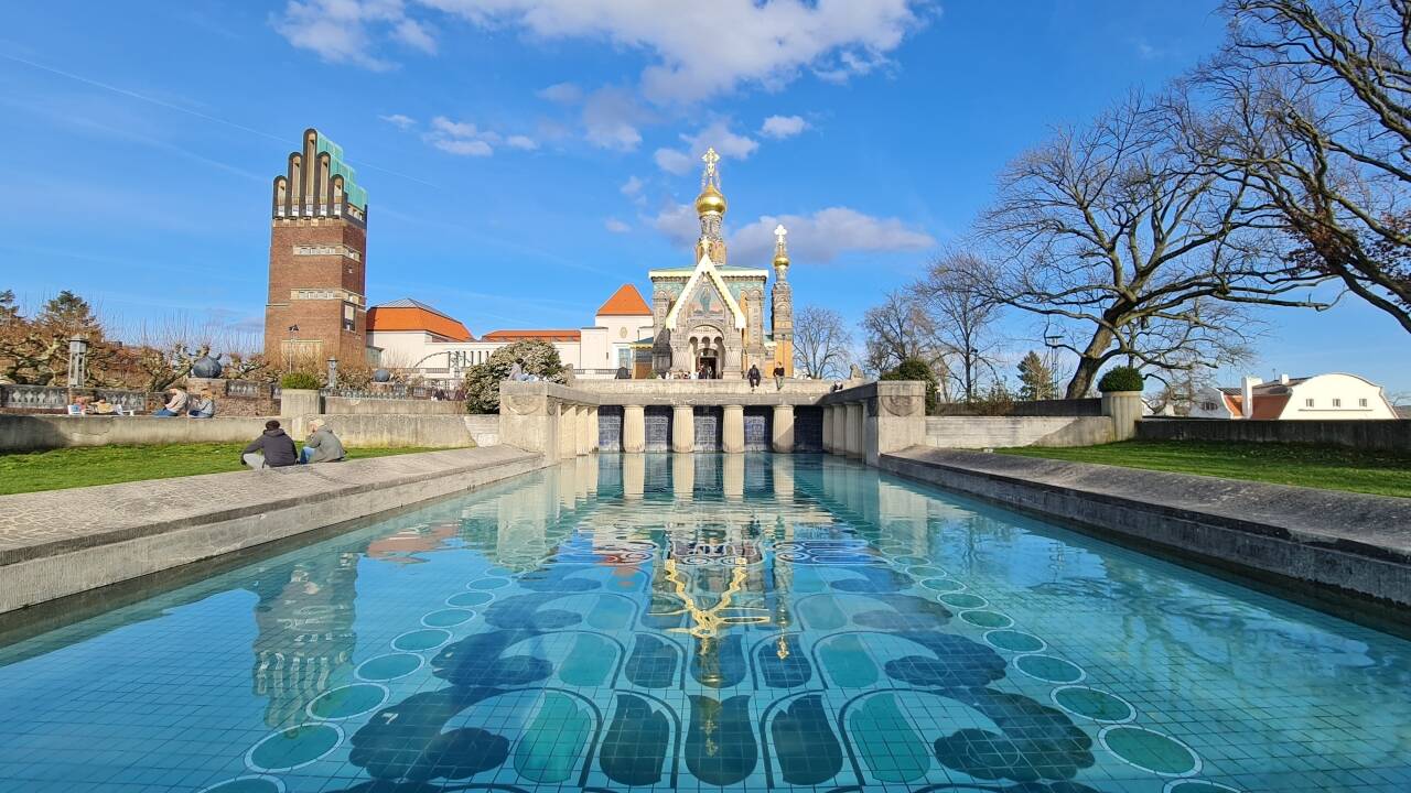 Oppdag Mathildenhöhe! Besøk Darmstadts UNESCO-oppførte kunstnerkoloni, med Bryllupstårnet og historiske kunstnerhus.