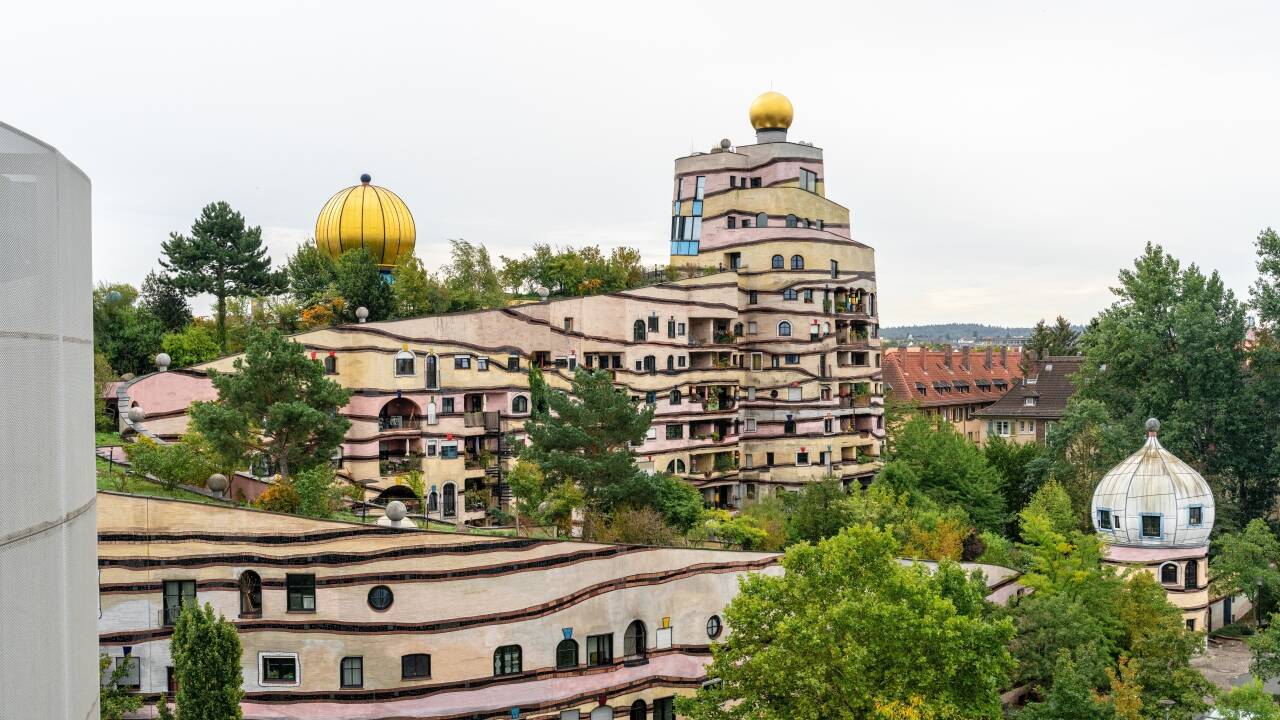 Se Hundertwassers fargerike Waldspirale, en av Darmstadts mest særpregede og uvanlige bygninger.