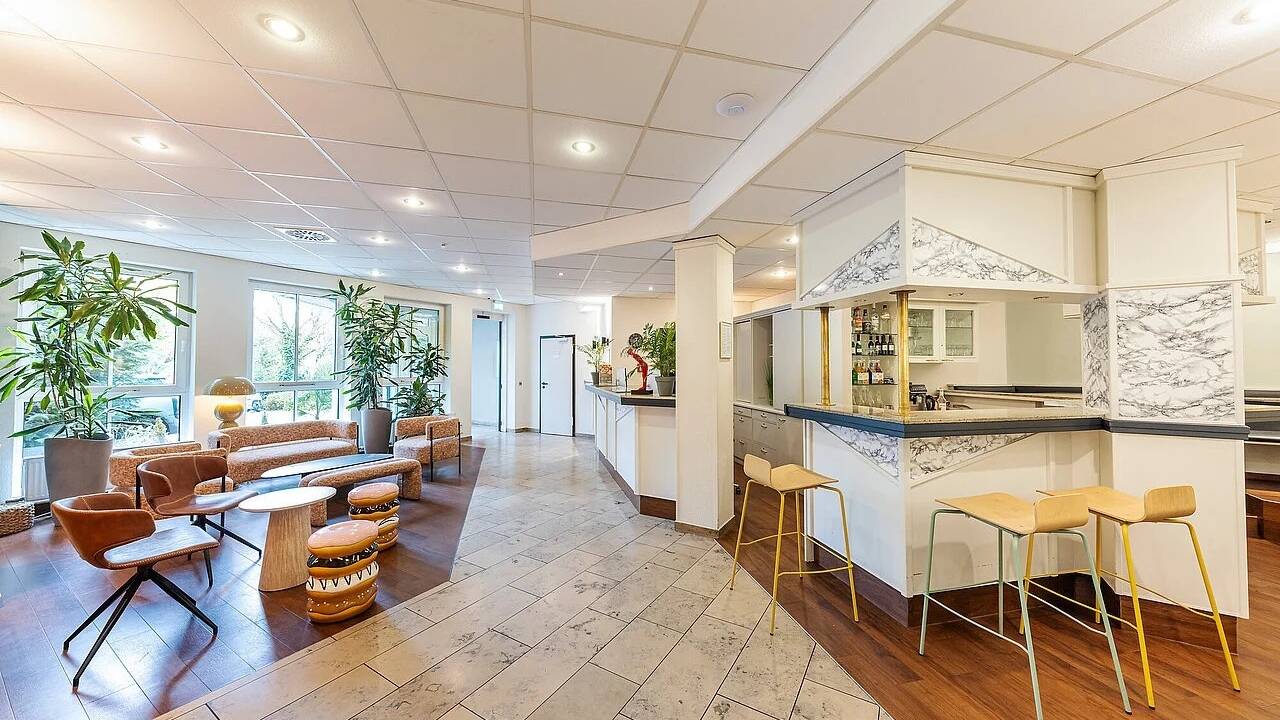 Slapp av i lobbybaren med en drink etter en dag i Darmstadt eller nærområdet.