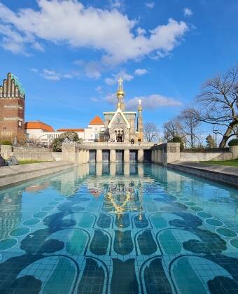 Oplev Mathildenhöhe! Besøg Darmstadts UNESCO-listede kunstnerkoloni med Bryllupstårnet og historiske kunstnerhuse.