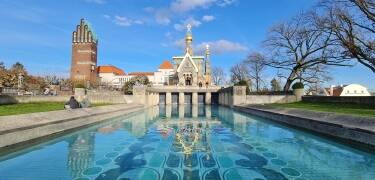 Oplev Mathildenhöhe! Besøg Darmstadts UNESCO-listede kunstnerkoloni med Bryllupstårnet og historiske kunstnerhuse.