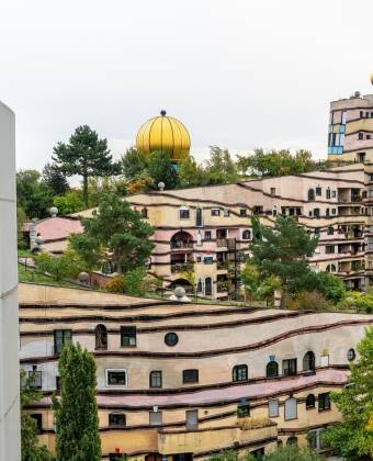 Se Hundertwassers fargerike Waldspirale, en av Darmstadts mest særpregede og uvanlige bygninger.