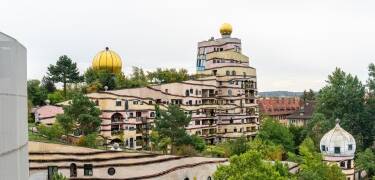 Se Hundertwassers farverige Waldspirale, en af Darmstadts mest karakteristiske og usædvanlige bygninger.