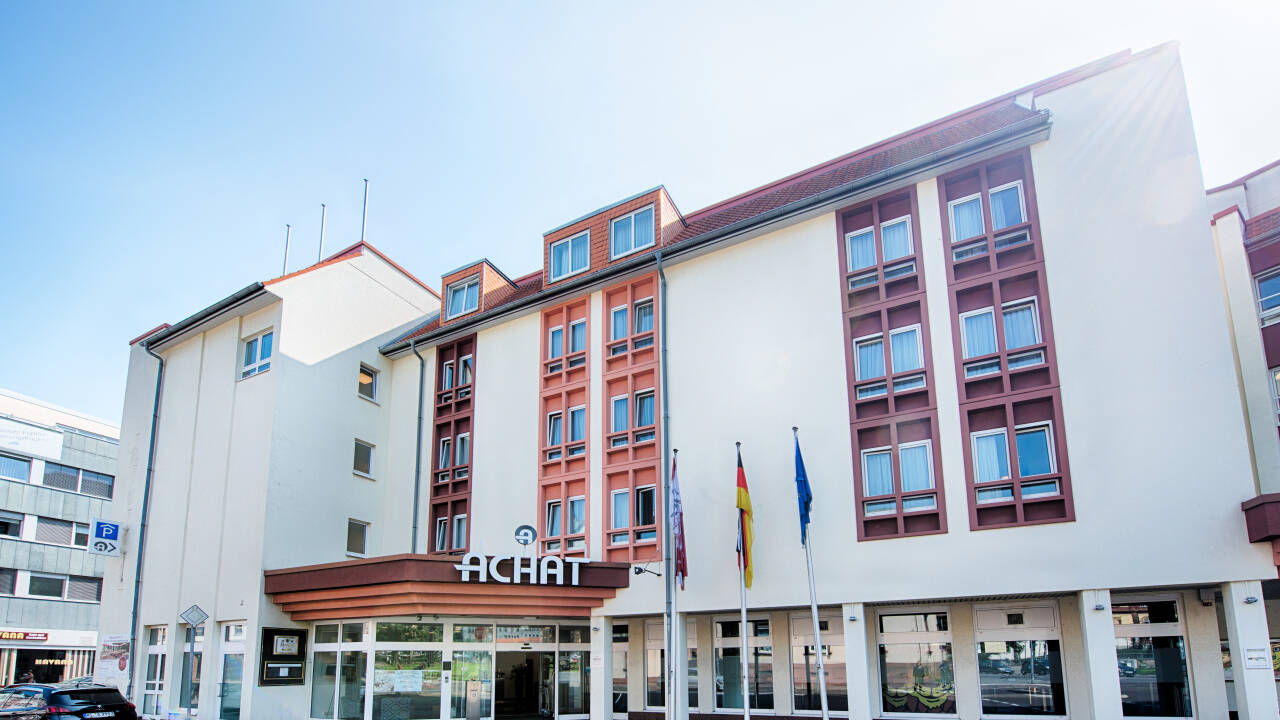 Centrally located in Neustadt an der Weinstraße, ideal for exploring the town and surrounding wine region.