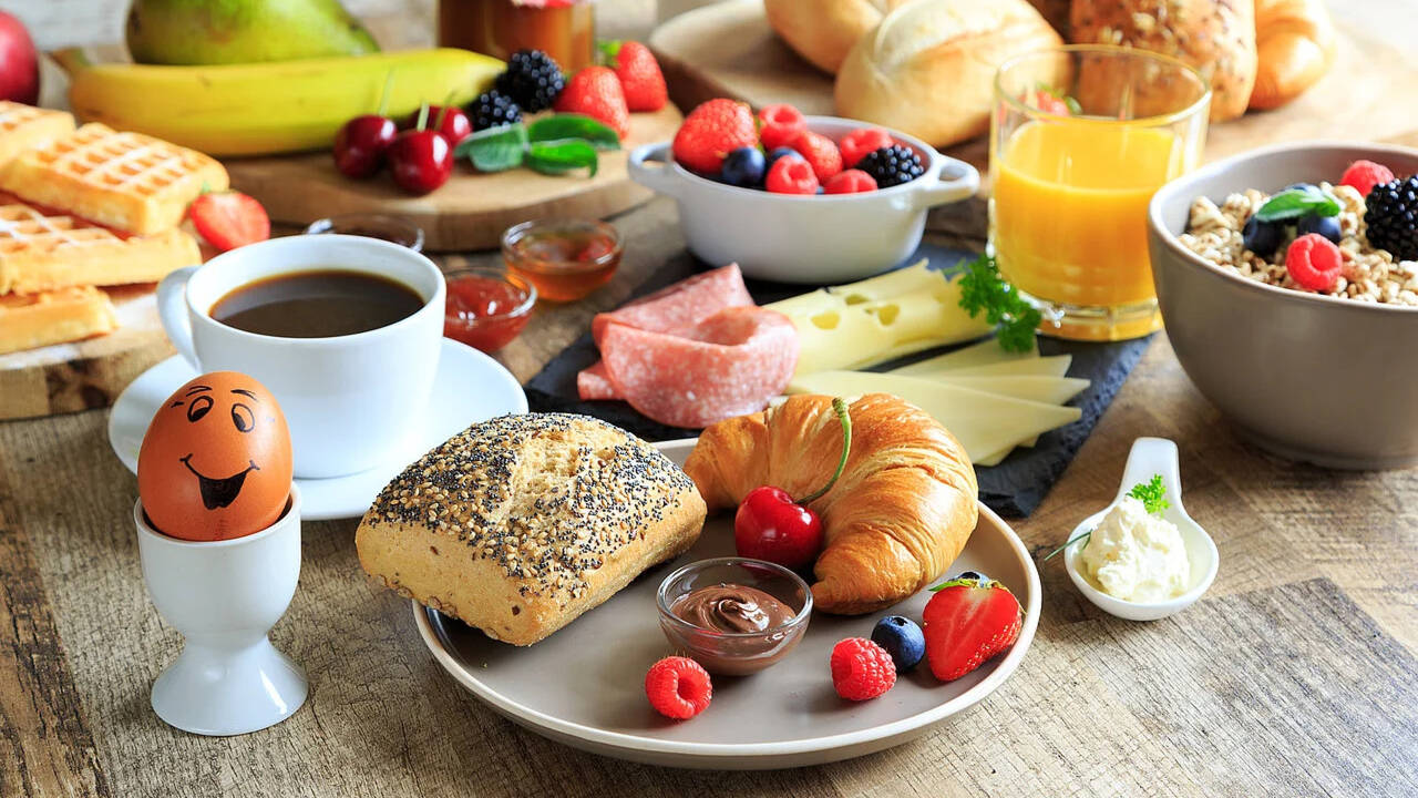 Frokostbuffé: Tilgjengelig hver dag med utvidede åpningstider i helger og på helligdager