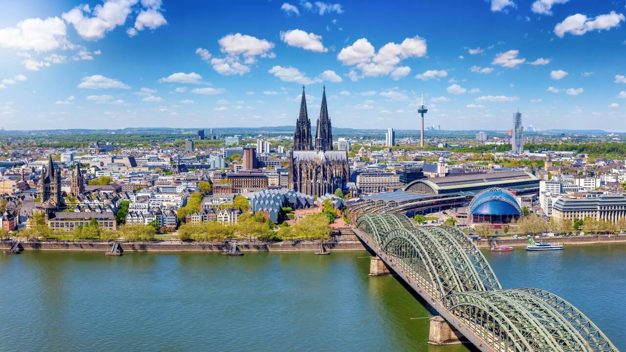 Köln erbjuder en storslagen gotisk katedral, traditionella bryggerier och en gammal stad med utsikt över Rhen.