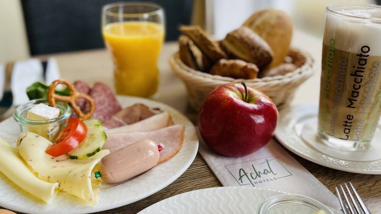 Morgonen börjar med en generös frukostbuffé.