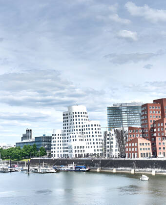 Besøg Düsseldorfs livlige Altstadt, shop på Königsallee og oplev haverne ved Benrath Slot.