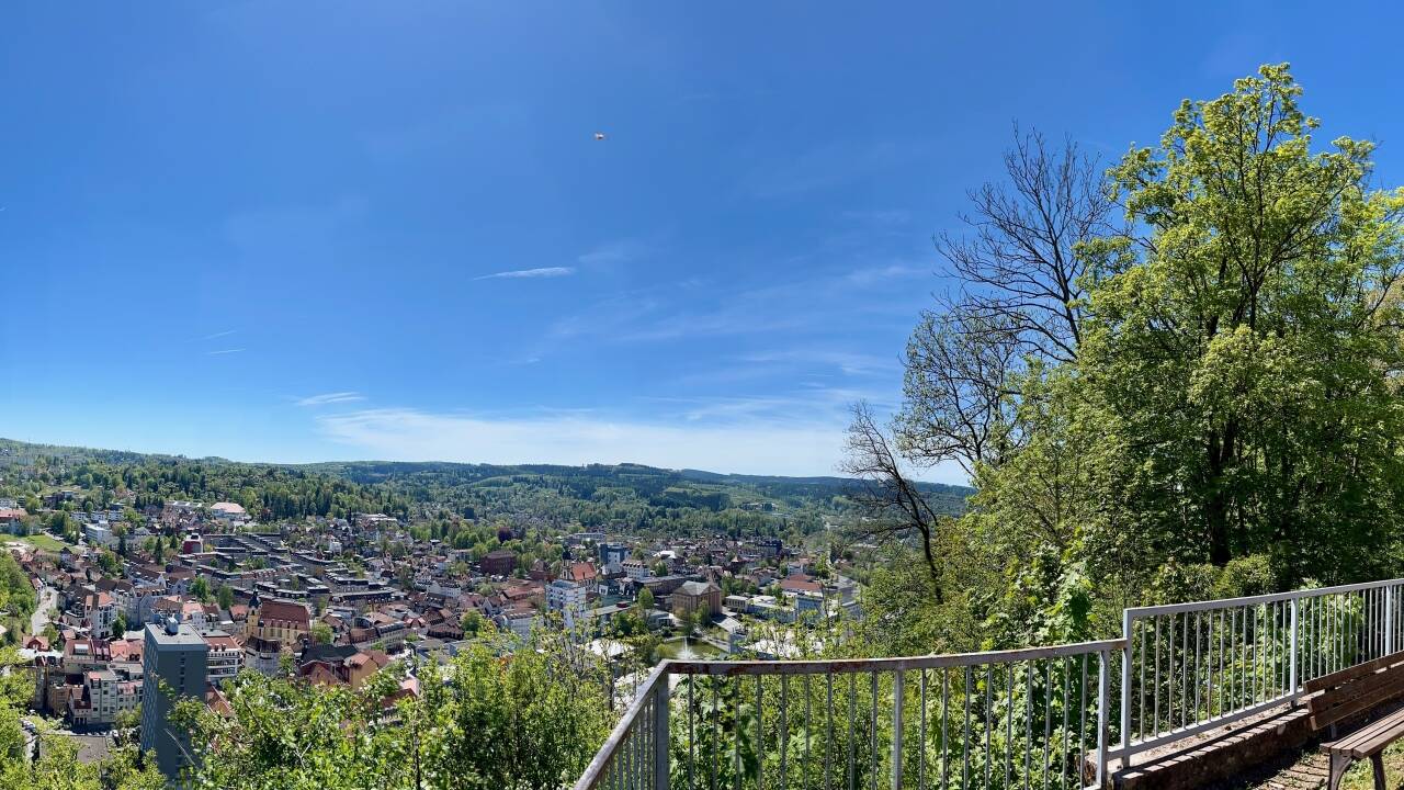 Suhl er omgitt av åsene og dalene i Thüringer Wald, med vakre utsiktspunkter over byen og landskapet.
