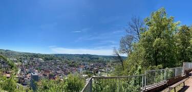 Suhl er omgitt av åsene og dalene i Thüringer Wald, med vakre utsiktspunkter over byen og landskapet.