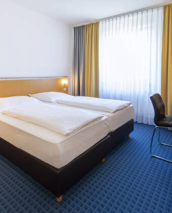 Machen Sie es sich nach einem Tag voller Besichtigungen in einem komfortablen Zimmer gemütlich.