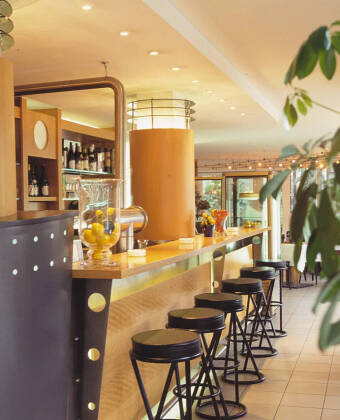 Avslutt kvelden med en forfriskende drink i hotellets bar.