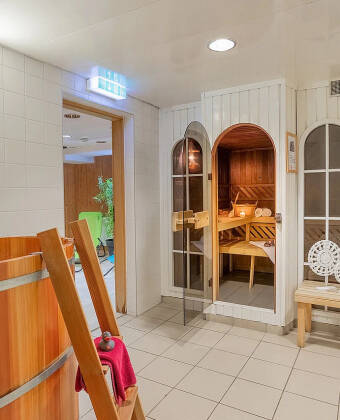 Etter en dag med opplevelser kan du slappe av i hotellets badstue, tilgjengelig mot en ekstra avgift.