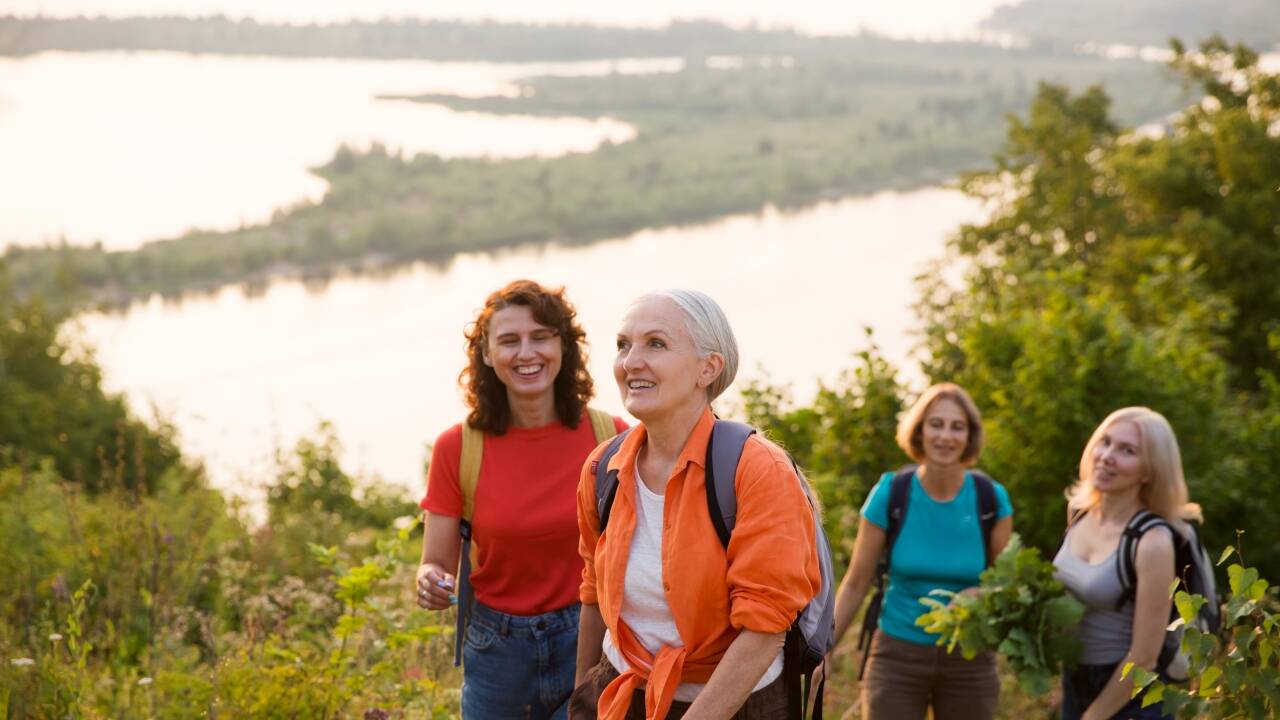 Hiking and cycling routes reveal the surrounding mountain scenery.