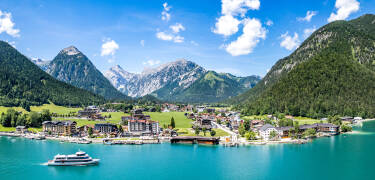Bestill sommerferie i den vakre Achensee-regionen, og nyt båtturer og bading i innsjøen.
