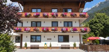 Bo på Ferienhotel Der Tiroler, ett mysigt hotell med traditionell tyrolsk karaktär.