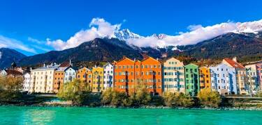 Ta en dagstur til Innsbruck med fargerike hus langs elven og historiske gater.