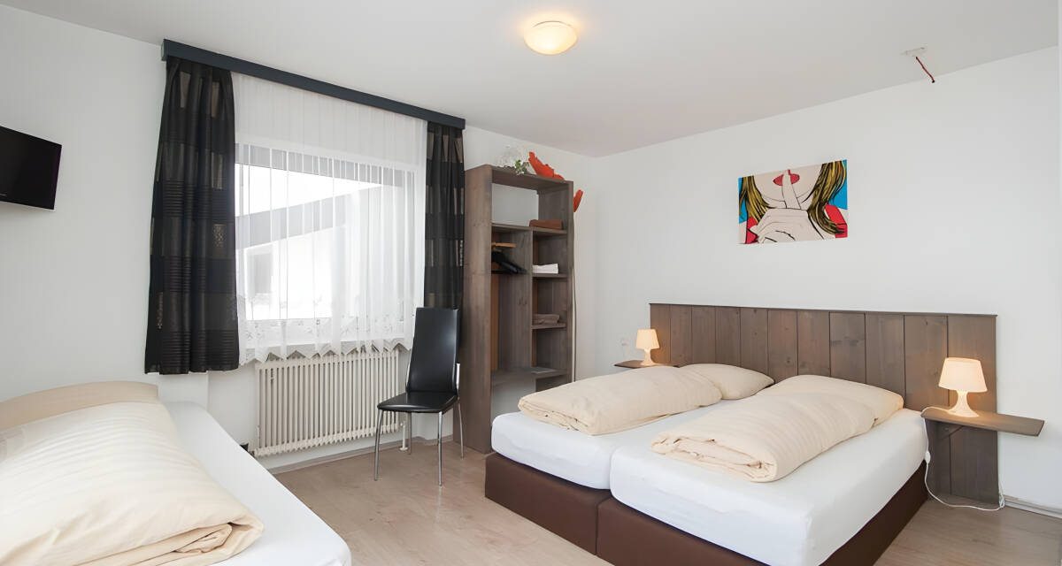 Double room w. 2 extra beds