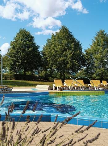 Das Hotel hat eine Wellness-Abteilung mit verschiedenen Bädern, Saunen, Innen- und Außenpool.
