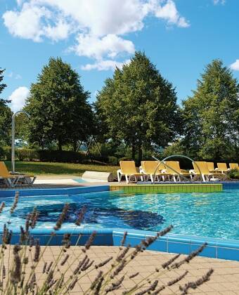 Das Hotel hat eine Wellness-Abteilung mit verschiedenen Bädern, Saunen, Innen- und Außenpool.