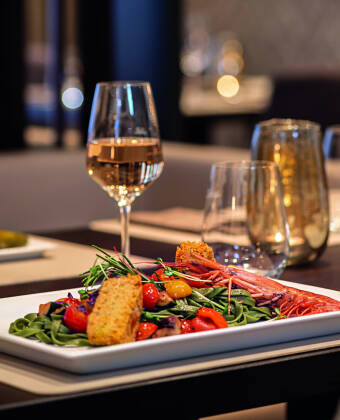 Avsluta er dag med en god middag i hotellets trevliga restaurangen.