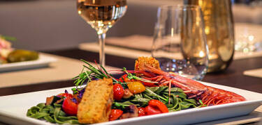 Avsluta er dag med en god middag i hotellets trevliga restaurangen.