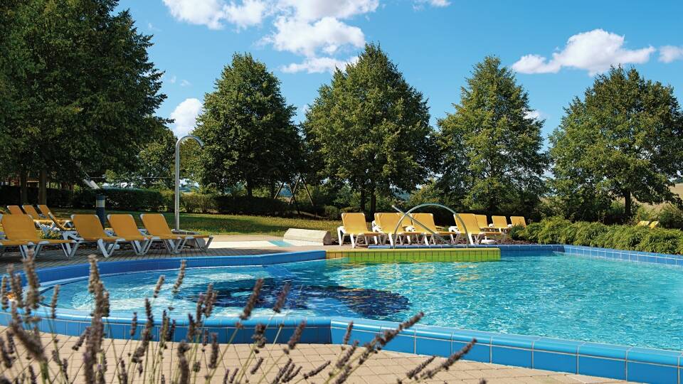 Hotellet har en wellness-afdeling med forskellige bade, saunaer og en indendørs og en udendørs pool.