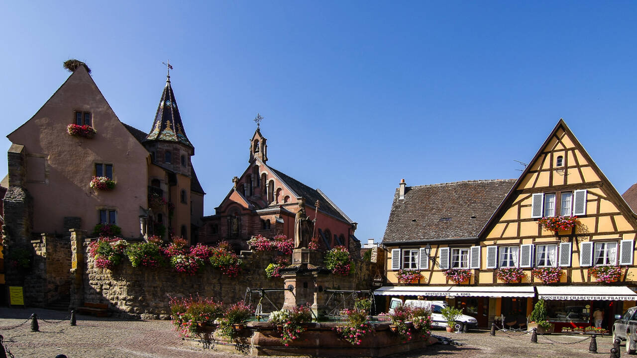 Fahren Sie nach Goslar, wo Sie in der schönen Stadt mit den charmanten Häusern und Straßen spazieren gehen können.