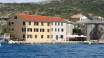Das Hotel hat eine souveräne Lage in dem malerischen Fischerdorf Vinjerac und ist nur wenige Meter von Meer und Hafen entfernt