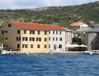 Hotellet har en ypperlig beliggenhet bare noen få meter fra havet og havnen, i den pittoreske landsbyen Vinjerac.